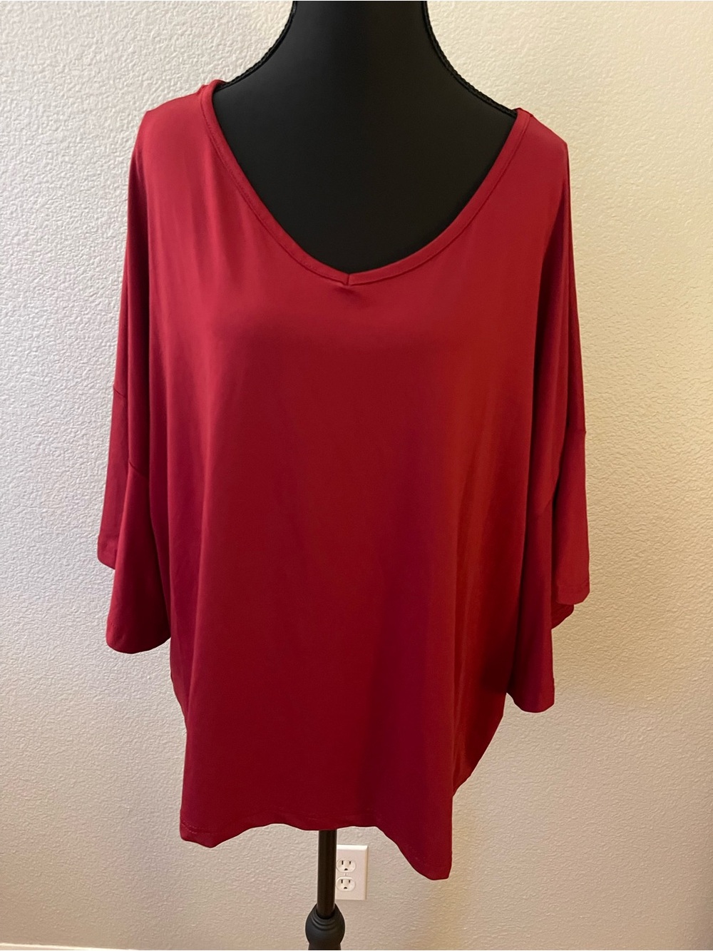 Relaxed V-Neck Short Sleeve Tee in Wine